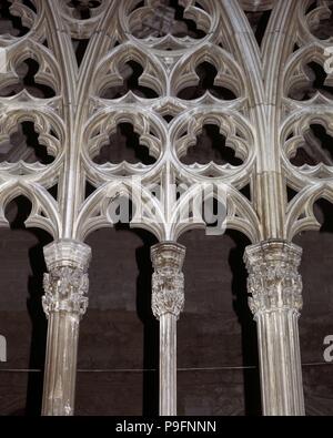 Las MEJORES DE UN ARCO OJIVAL CON CRESTERIA DEL CLAUSTRO DE LA CATEDRAL VIEJA DE MALLORCA - SIGLO XIV - GOTICO KATALANISCH. Autor: CASCALLS JAUME/SOLIVELLA GUILLERMO. Lage: CATEDRAL VIEJA, SPANIEN. Stockfoto