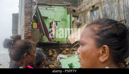 Mumbai, Indien. 14. Juli 2018. 3 Haus brach, während die Wellen des Meeres die Wand der Häuser ohne Personenschaden, wo die Flut war von 16,4 ft in Mumbai, Maharashtra, Indien Quelle: Indranil Aditya/Pacific Press/Alamy Leben Nachrichten zerschlagen Stockfoto