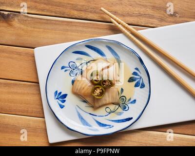 Asiatische Lebensmittel Zwiebel Pfeffer Sojasauce pickles Stockfoto