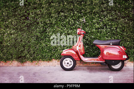 Red vintage Motorrad Parkplatz am Garten für klassische Hintergrund Stockfoto