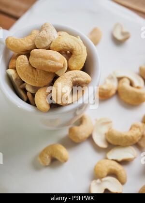 Cashewkerne in einer Tasse Kaffee Stockfoto