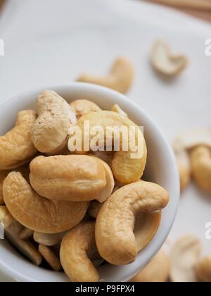 Cashewkerne in einer Tasse Kaffee Stockfoto