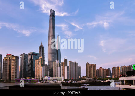 Am frühen Abend Blick auf die Hochhäuser im neuen Stadtteil Pudong von Shanghai, China. Stockfoto