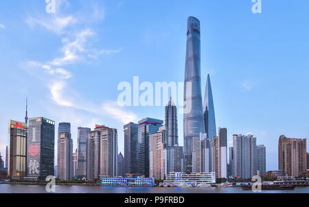 Am frühen Abend Blick auf die Hochhäuser im neuen Stadtteil Pudong von Shanghai, China. Stockfoto