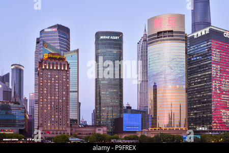 Am frühen Abend Blick auf die Hochhäuser im neuen Stadtteil Pudong von Shanghai, China. Stockfoto