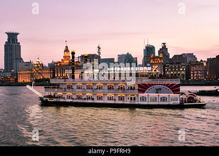 Shanghai, China - 26.04.24, 2018: Bootsfahrt auf den Fluss Huangpu, Touristen die Sehenswürdigkeiten Hochhäuser in den neuen Stadtteil Pudong, Shanghai, China zu sehen. Stockfoto