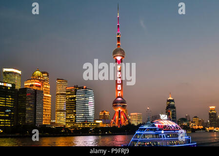 Am frühen Abend Blick auf die Hochhäuser im neuen Stadtteil Pudong von Shanghai, China. Stockfoto