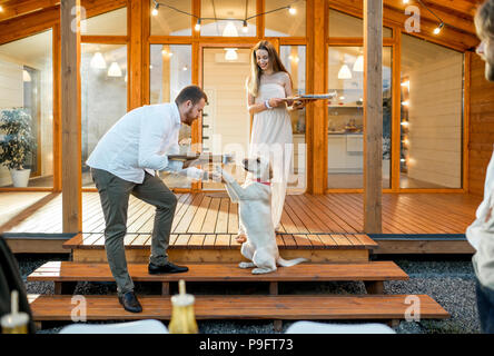 Freunde die Vorbereitung für das Abendessen in der Nähe des Hauses Stockfoto