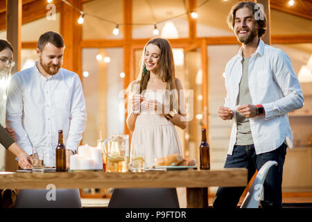 Freunde Speisen in der Nähe des Hauses Stockfoto