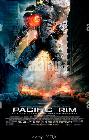 Pacific Rim (2013) von Guillermo del Toro Regie und Hauptdarsteller Idris Elba, Charlie Hunnam, Rinko Kikuchi und Burn Gorman. Giant alien Monster (KAIJU) Kämpfen mit riesigen Robotern (jaegers), um sie in diesem Hollywood zu stoppen Japanischen mecha. Stockfoto