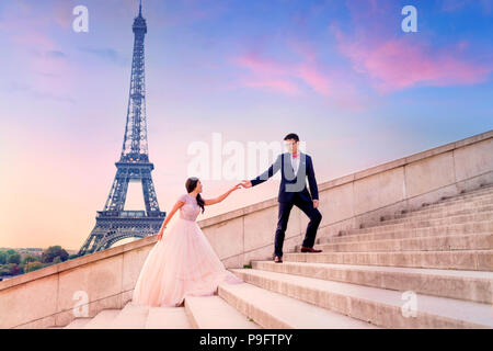 Eine schöne asiatische Paar in Paris, Frankreich Stockfoto