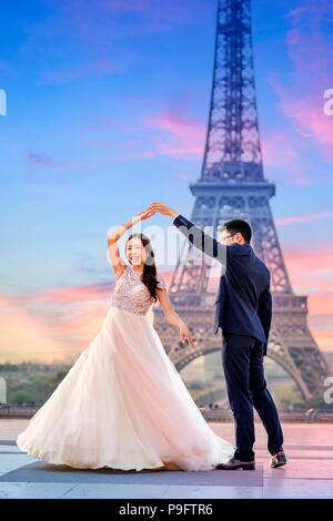 Eine schöne asiatische Paar in Paris, Frankreich Stockfoto