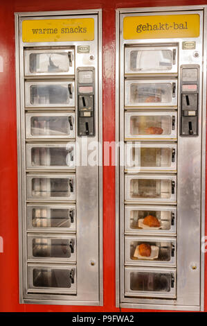 Hot Snackautomaten, sehr beliebt in den Niederlanden, Verkauf von traditionellen holländischen Frikadellen, Kroketten und Kaassouffles. Stockfoto