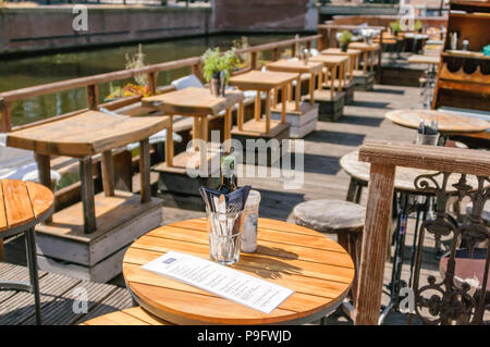 Auf einem Tisch in einem schwimmenden Restaurant, Den Haag, Niederlande. Stockfoto