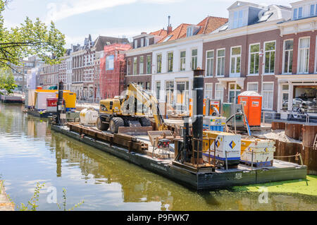 Schwimmende Baustelle auf einem Fluß in Den Haag, Niederlande. Diese sind in den Niederlanden für Bau und Reparatur von am Kanal gelegenes Gebäude. Stockfoto