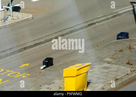 Passagiere Gepäck Koffer liegen auf einem Flughafen Straße, nachdem sie weg von einer Gepäck Lkw, Gepäck verloren. Stockfoto