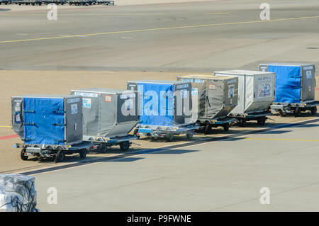 KLM Gepäck und halten Sie die Container auf dem Vorfeld des Flughafens Schiphol Stockfoto