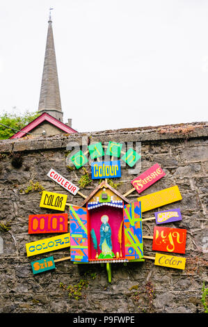 Farbenfrohen handgefertigten Schrein an einer Wand in Kells, County Meath, Irland Stockfoto