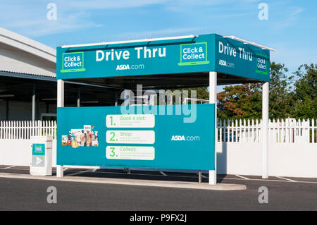 Eine Fahrt durch Klicken & Sammeln Sammlung Punkt in einem ASDA Supermarkt Parkplatz. Stockfoto