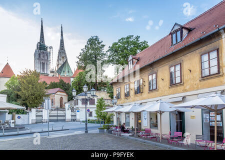 Zagreb, Kroatien - Mai, 06, 2017: Street View mit der Kathedrale Stockfoto