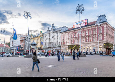 Zagreb, Kroatien - Mai, 06, 2017: Street View mit der Kathedrale Stockfoto