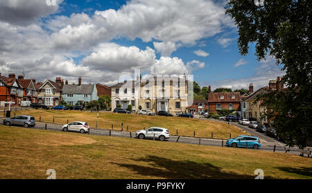 Häuser rund um das Grün in Marlborough, Wiltshire, Großbritannien am 17. Juli 2018 getroffen Stockfoto