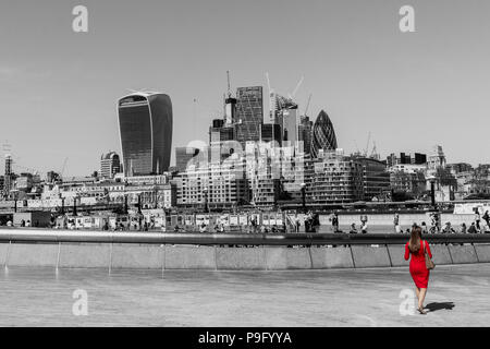Schwarze und weiße Stadtbild Bild des Financial District Skyline von London über die Themse, mit selektiven Färbung. Stockfoto