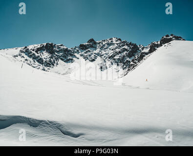 Skilift in Almaty Berge. Shymbulak Ski Resort Hotel jetzt - Tian Shan in Almaty, Kasachstan, Mittelasien. Stockfoto