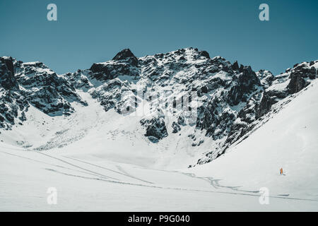 Skilift in Almaty Berge. Shymbulak Ski Resort Hotel jetzt - Tian Shan in Almaty, Kasachstan, Mittelasien. Stockfoto