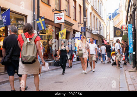 Stockholm, Schweden - 12. Juli 2018: Menschen zu Fuß die Vasterlanggatan Straße in der Altstadt. Stockfoto