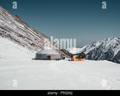 Shymbulak Ski Resort in Almaty Berge mit traditionellen Jurte. Jetzt - Tian Shan in Almaty, Kasachstan, Mittelasien. Stockfoto