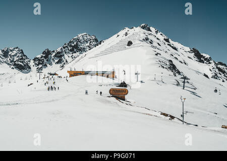 Skilift in Almaty Berge. Shymbulak Ski Resort Hotel jetzt - Tian Shan in Almaty, Kasachstan, Mittelasien. Stockfoto