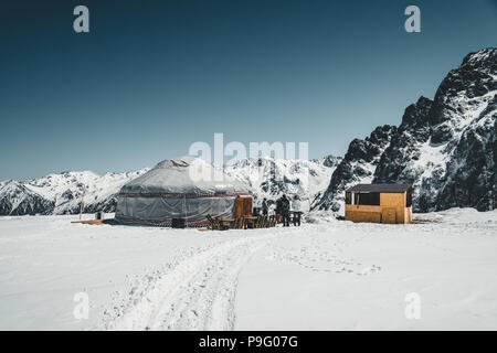 Shymbulak Ski Resort in Almaty Berge mit traditionellen Jurte. Jetzt - Tian Shan in Almaty, Kasachstan, Mittelasien. Stockfoto