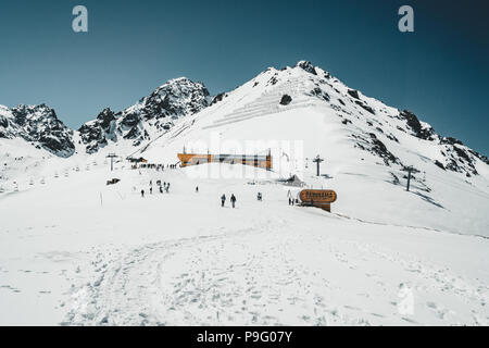 Skilift in Almaty Berge. Shymbulak Ski Resort Hotel jetzt - Tian Shan in Almaty, Kasachstan, Mittelasien. Stockfoto