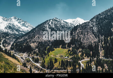 Luftaufnahme der Medeo-Stadion in Almaty, Kasachstan. Medeo-Stadion ist das höchste in der Welt befindet sich 1691 m über dem Meeresspiegel. Stockfoto