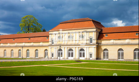 Berlin, Deutschland - 14 April 2017: Seitenflügel des Schloss Charlottenburg bei windigem Wetter Stockfoto