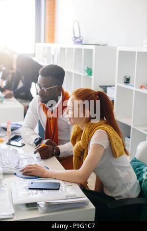 In der Nähe Bild von zwei Jungen diverse Schüler sind beim Surfen im Internet in der Universität Stockfoto