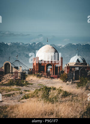 Zentralasiatischen muslimischen Friedhof mit alten und neuen Mausoleen zusammen, in Kasachstan. Stockfoto