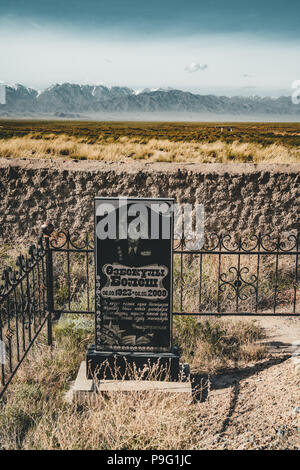 Zentralasiatischen muslimischen Friedhof mit alten und neuen Mausoleen zusammen, in Kasachstan. Stockfoto