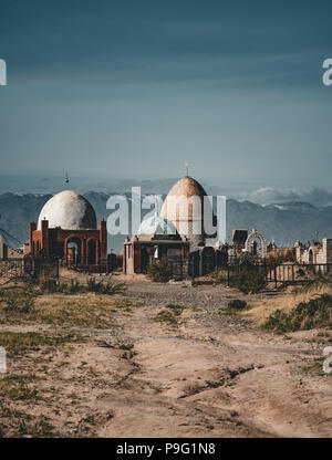 Zentralasiatischen muslimischen Friedhof mit alten und neuen Mausoleen zusammen, in Kasachstan. Stockfoto