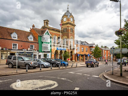 Alte Hohe Straße und Rathaus von Newbury, Berkshire, Großbritannien am 17. Juli 2018 getroffen Stockfoto