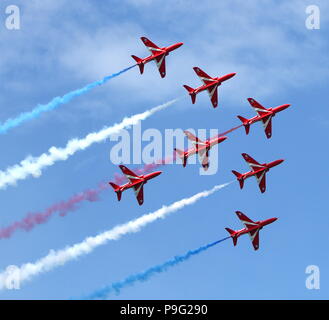 Torbay Airshow, Devon, England: Die RAF Red Arrows display Team fliegt in einer engen Pfeilspitze Bildung trailing roten, weißen und blauen Rauch Stockfoto