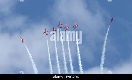 Torbay Airshow, Devon, England: Die RAF Red Arrows display Team bricht Formation, wie Sie steigt Stockfoto