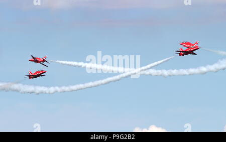 Torbay Airshow, Devon, England: Die RAF Red Arrows display Team bricht Formation, wie Sie steigt Stockfoto