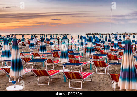 SAN MAURO MARE (FC), Italien - 6. JULI 2018: Touristen Spaß im Badeort in der Emilia Romagna in Italien Stockfoto