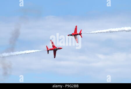 Torbay Airshow, Devon, England: Die RAF Red Arrows display Team bricht Formation, wie Sie steigt Stockfoto