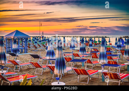 SAN MAURO MARE (FC), Italien - 6. JULI 2018: Touristen Spaß im Badeort in der Emilia Romagna in Italien Stockfoto