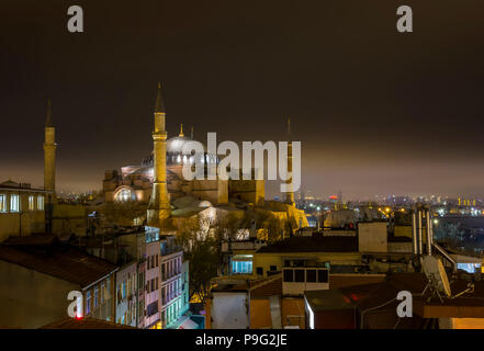 Nacht Blick auf die Hagia Sophia eine der wichtigsten und am meisten besuchten Sehenswürdigkeiten von Istanbul. Stockfoto