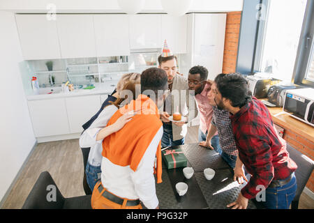 Nahaufnahme, Ansicht von oben geschossen von Studenten feiern ihren ersten erfolgreichen Sitzung. top view Shot Stockfoto