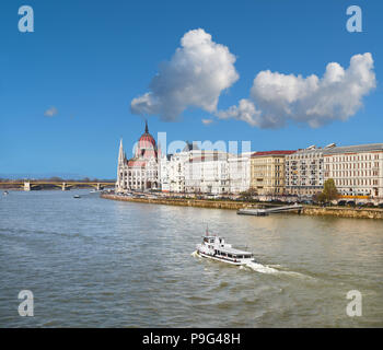 Das Parlamentsgebäude in Budapest, Ungarn auf einem hellen, sonnigen Tag aus über den Fluss Stockfoto